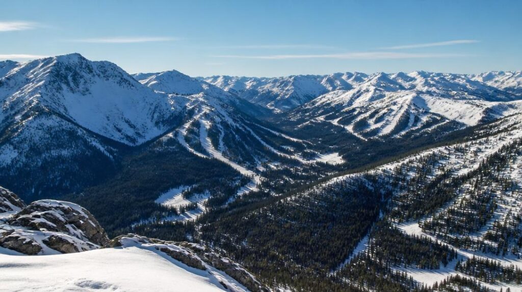 Domaines skiables des Pyrénées entre vallées enneigées
