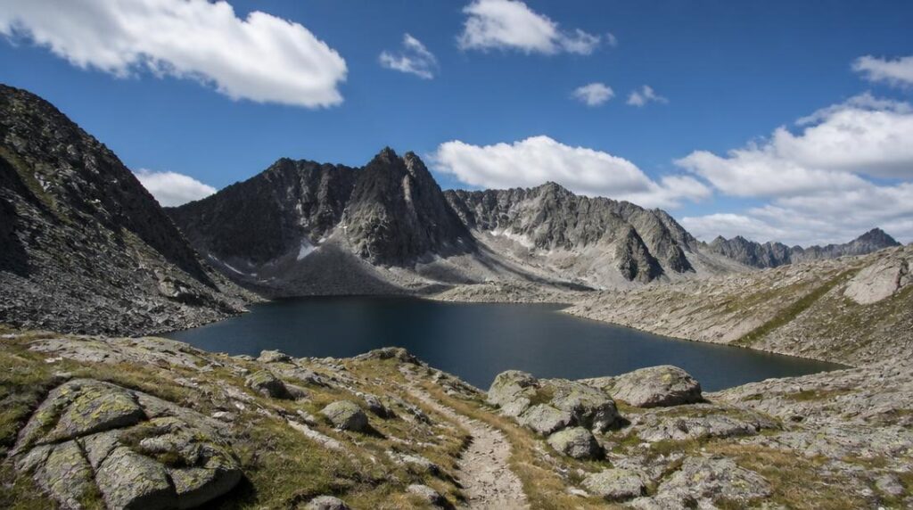 Lac d'altitude pour randonnée panoramique sauvage