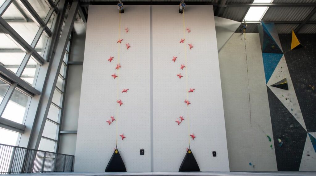 Mur de vitesse avec prises standardisées identiques