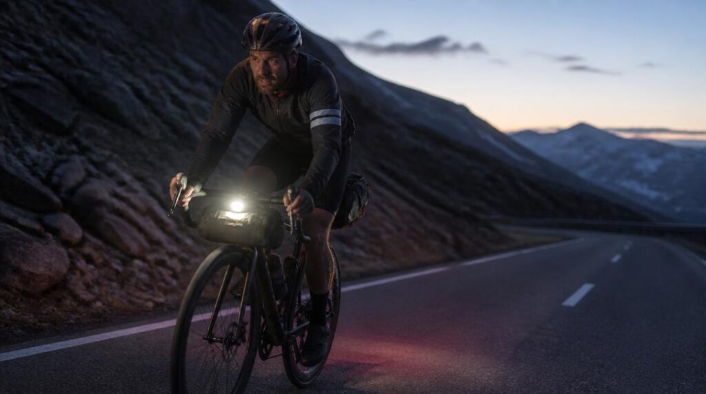 Cycliste de nuit en préparation ultra-cyclisme