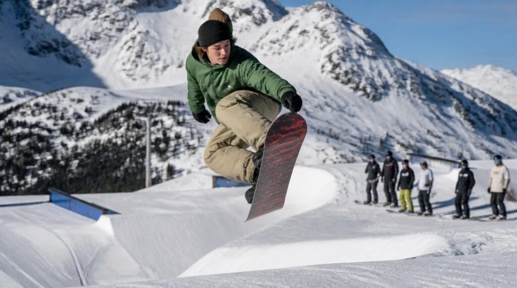 Snowboarder en freestyle dans un snowpark alpin