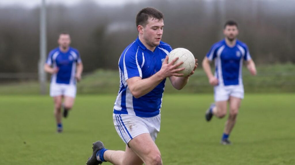 Joueur de Gaelic football en action