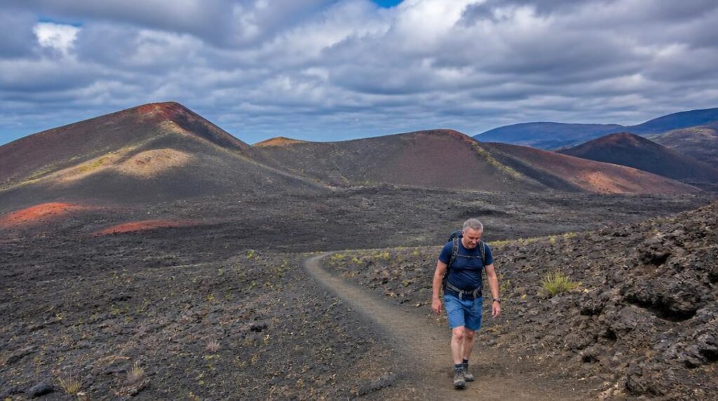 Petits cratères volcaniques sur une plaine de lave
