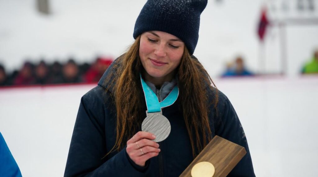 Athlète célébrant une médaille olympique après une finale